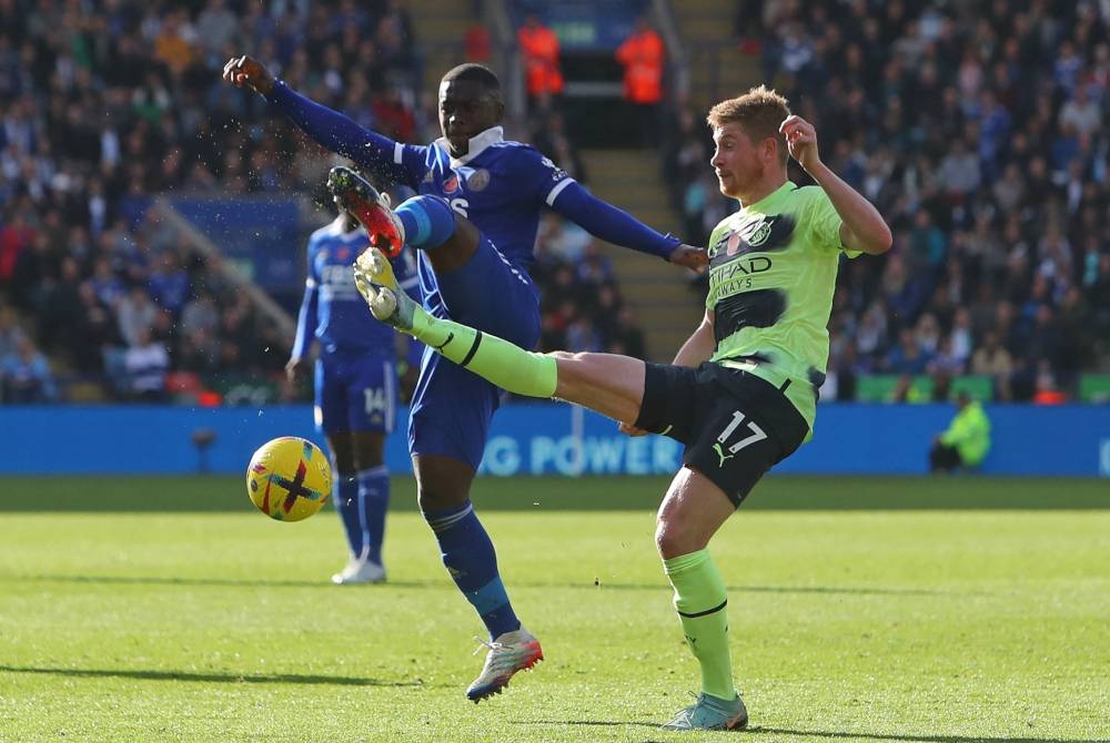 De Bruyne diasak pemain tengah Leicester City, Nampalys Mendy ketika Manchester City berkunjung ke Stadium King Power berdepan Leicester City dalam aksi Liga Perdana Inggeris pada Sabtu. - Foto AFP