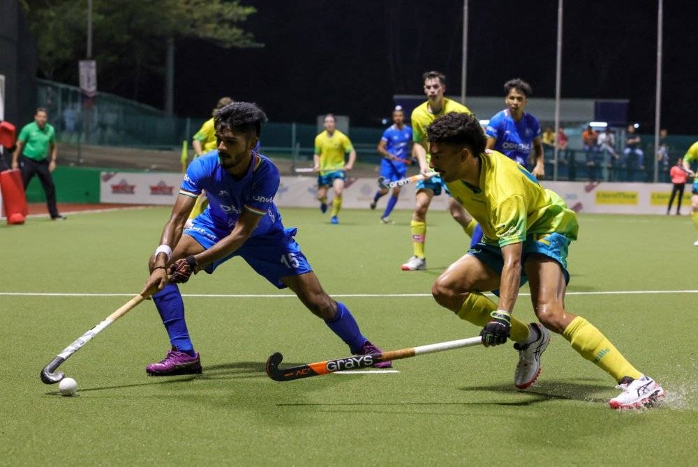 Pemain India, Pal Ankit (kanan) cuba melepasi kawalan pemain Australia, Symss Trent pada perlawanan akhir Piala Sultan Johor di Stadium Hoki Taman Daya, pada Sabtu. -Foto Bernama