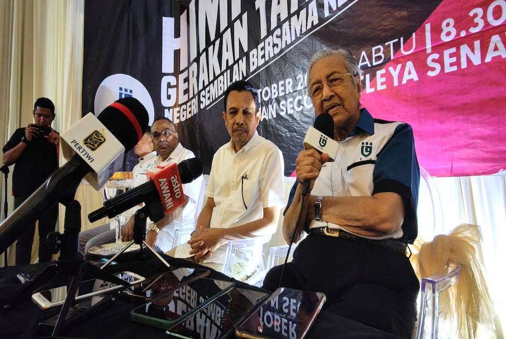 Tun Mahathir (kanan) pada sidang akhbar selepas Majlis Himpunan GTA Negeri Sembilan Bersama Negarawan pada Sabtu.