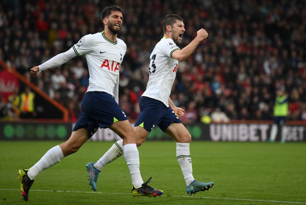 Ben Davies (kanan) meraikan jaringan Bentancur ketika aksi Bournemouth menentang Tottenham di Stadium Vitality. FOTO: AFP