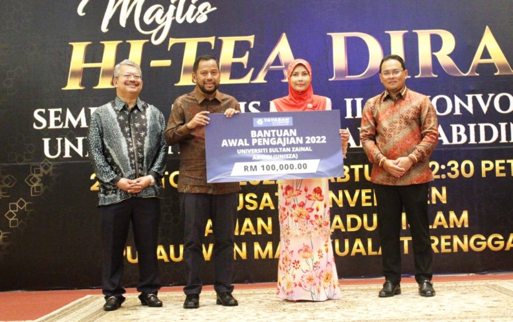 Sultanah Terengganu, Sultanah Nur Zahirah yang juga Canselor UniSZA berkenan mencemar duli menerima mock cheque berjumlah RM100,000 untuk pelajar UniSZA yang diserahkan Syaiful Rizal (dua dari kiri).