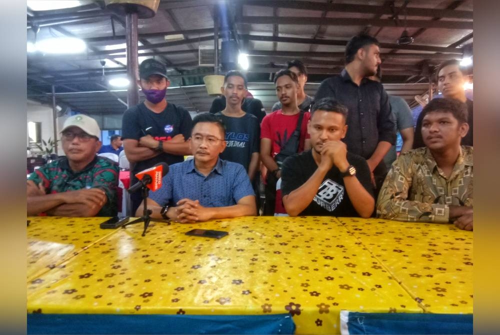 Sidang akhbar yang dihadiri Mohd Rofaie (dua dari kiri), Mohamad Faiz (dua, dari kanan), Mohd Firdaus(kanan) dan Abu Bakar(kiri) di Temerloh pada Sabtu.