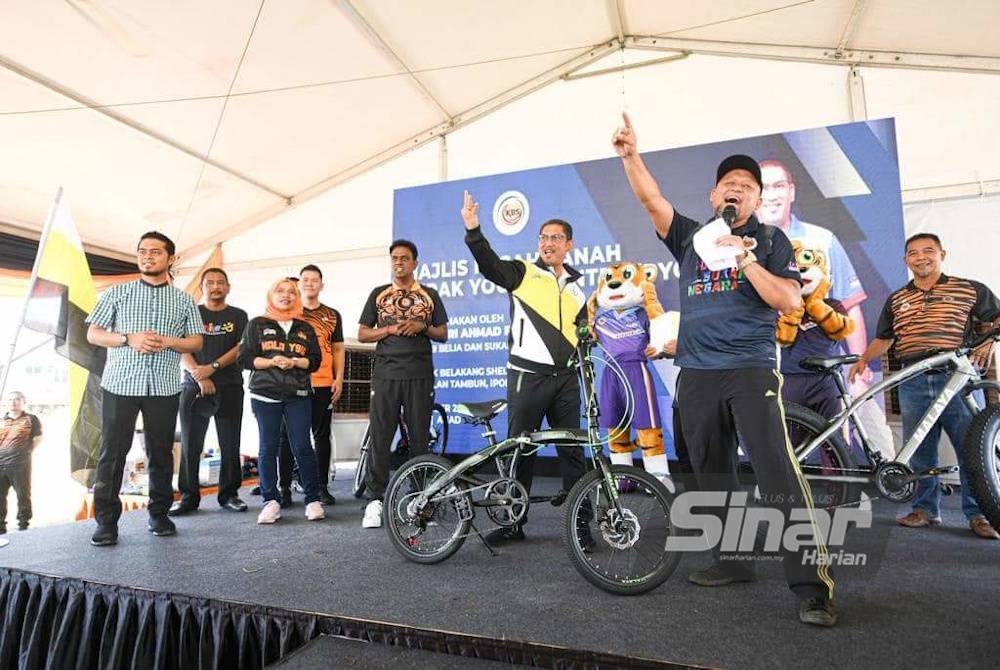 Ahmad Faizal memeriahkan acara cabutan bertuah sempena majlis pecah tanah pembinaan Perak Youth Centre Tambun pada Ahad.