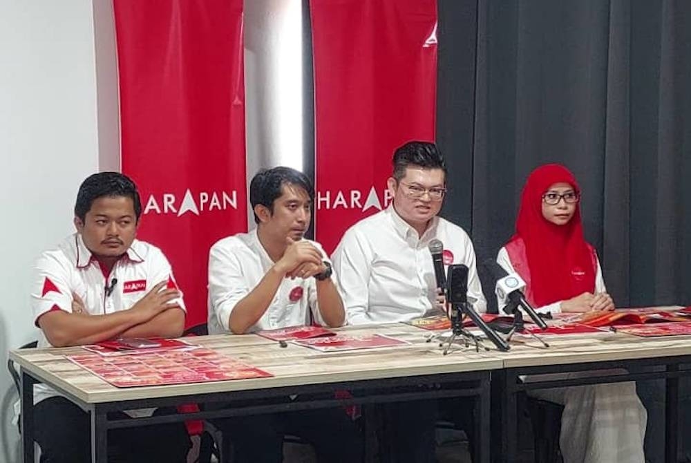 Kelvin (dua dari kanan) ketika dalam sidang media Majlis Pelancaran Tawaran Anak Muda Harapan di sebuah restoran pada Ahad.