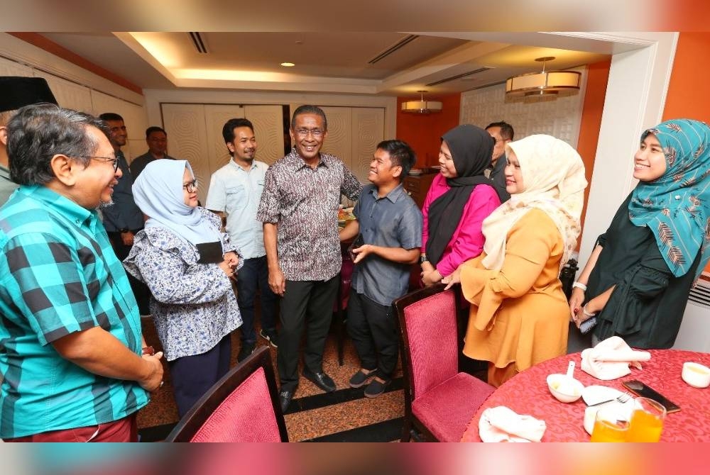 Takiyuddin (lima dari kanan) beramah mesra dengan media semasa majlis ramah mesra beliau bersama media Kelantan di Kota Bharu pada Ahad.