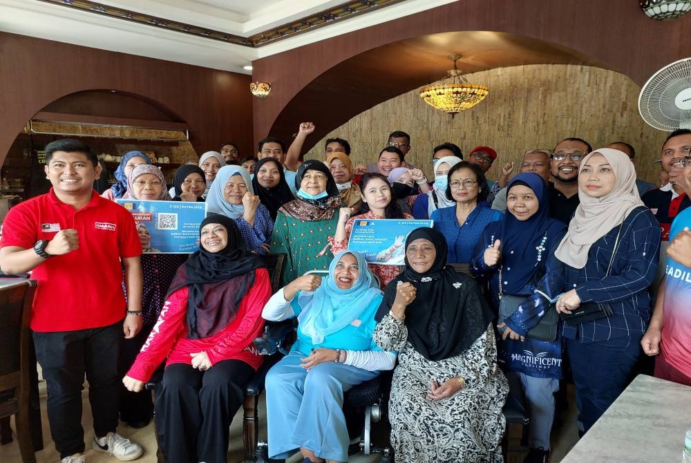 Calon kerusi Parlimen Putrajaya dari PH, Dr Noraishah Mydin Abdul Aziz ketika Program Perjumpaan Sukarelawan Putrajaya di sini pada Ahad.