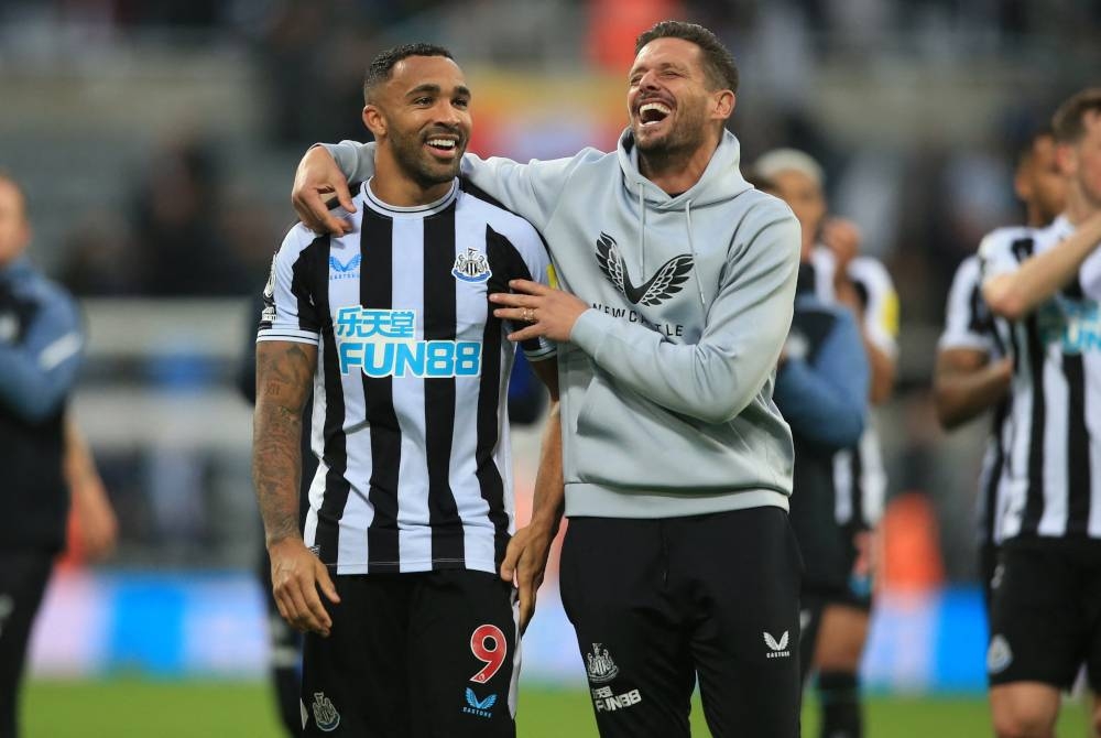 Wilson (kiri) dan penolong pengurus Newcastle United, Jason Tindall meraikan kemenangan ke atas Aston Villa di St James Park. - Foto AFP