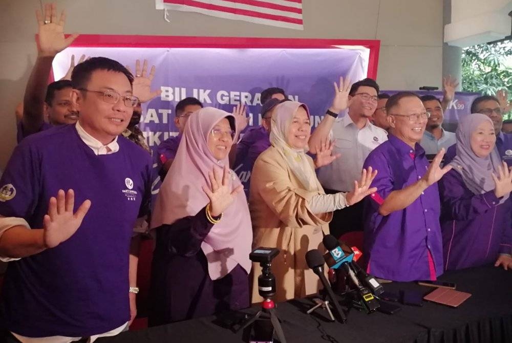 Zuraida (tengah) ketika sidang media Parti Gabungan Malaysia (PBM) pada Ahad.