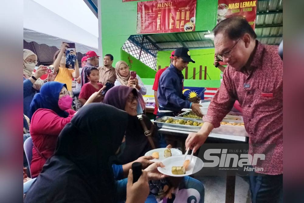 Anwar yang umum bertanding di Parlimen Tambun pada PRU15 bertemu pengundi dalam program minum petang bersama Anwar Ibrahim di Warung Nasi Lemak Kak Nor di Kampung Ulu Chemor di sini pada Ahad.