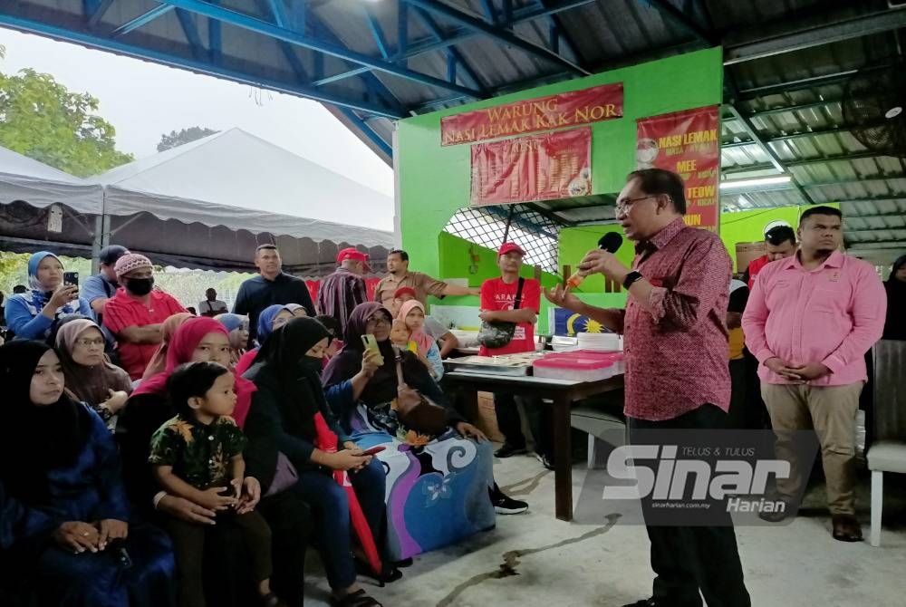 Anwar menemui pengundi sempena program minum petang bersama Anwar Ibrahim di Warung Nasi Lemak Kak Nor di Kampung Ulu Chemor di sini pada Ahad.