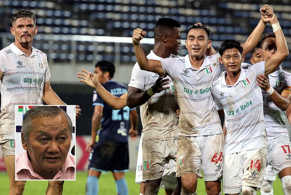 Pemain Kuching City, Mohamad Alif Hassan (dua dari kanan) raikan jaringan bersama rakan sepasukan semasa perlawanan pertama pusingan 16 Piala Malaysia, menentang Penang FC di Stadium Bandaraya, baru-baru ini. - Foto Bernama (Gambar kecil: Irfan Bakti)