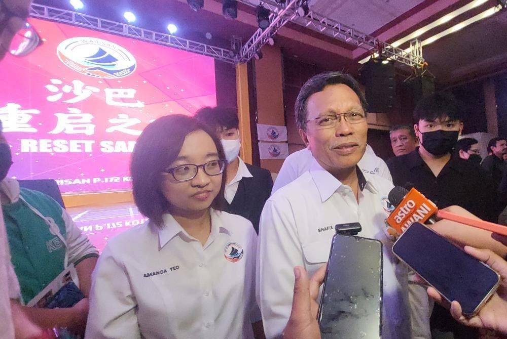 Mohd Shafie bersama calon Parlimen Kota Kinabalu, Amanda selepas majlis makan malam &#039;Reset Sabah&#039; di Dewan Hakka, Likas, Kota Kinabalu pada Ahad.