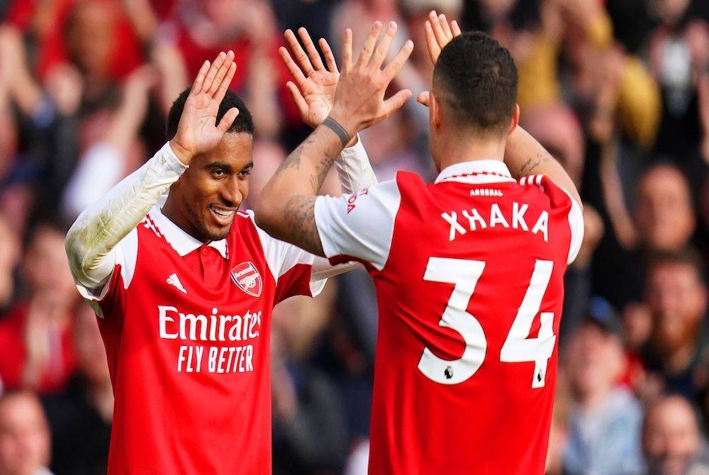 Nelson (kiri) meledak dua gol ketika membantu Arsenal menewaskan Forest 5-0 dalam saingan EPL. - Foto Agensi