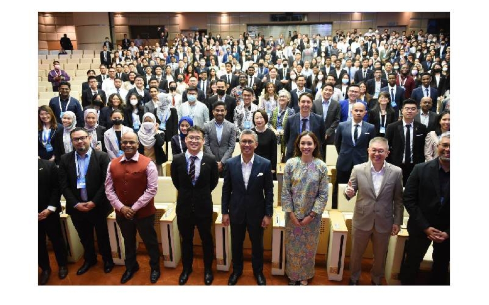 Tengku Zafrul bergambar bersama peserta yang hadir pada Forum Ekonomi Belia 2022 di Auditorium Sasana Kijang, Bank Negara Malaysia (BNM), di sini pada Sabtu.