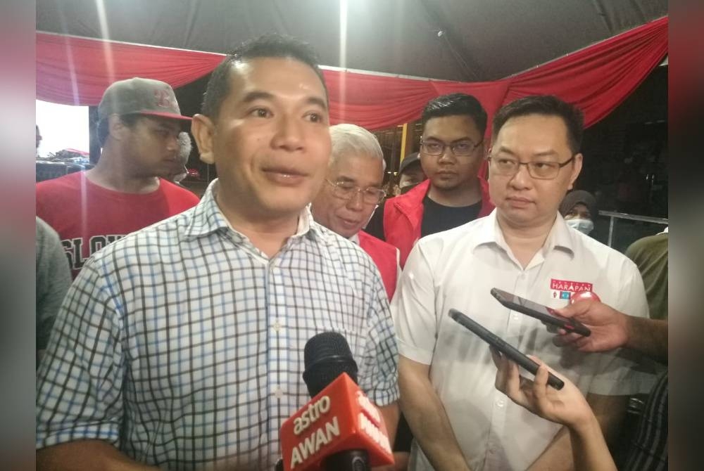 Rafizi ditemui pemberita selepas program Jelajah Trak Ayuh Malaysia Parlimen Tebrau di Taman Gaya, Johor Bahru, pada malam Ahad.