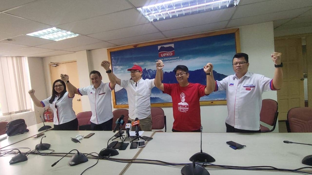 Madius (tengah) bergandingan bersama empat lagi calon UPKO ketika sidang akhbar pengumuman calon UPKO di Ibu Pejabat UPKO, Penampang pada Isnin. 