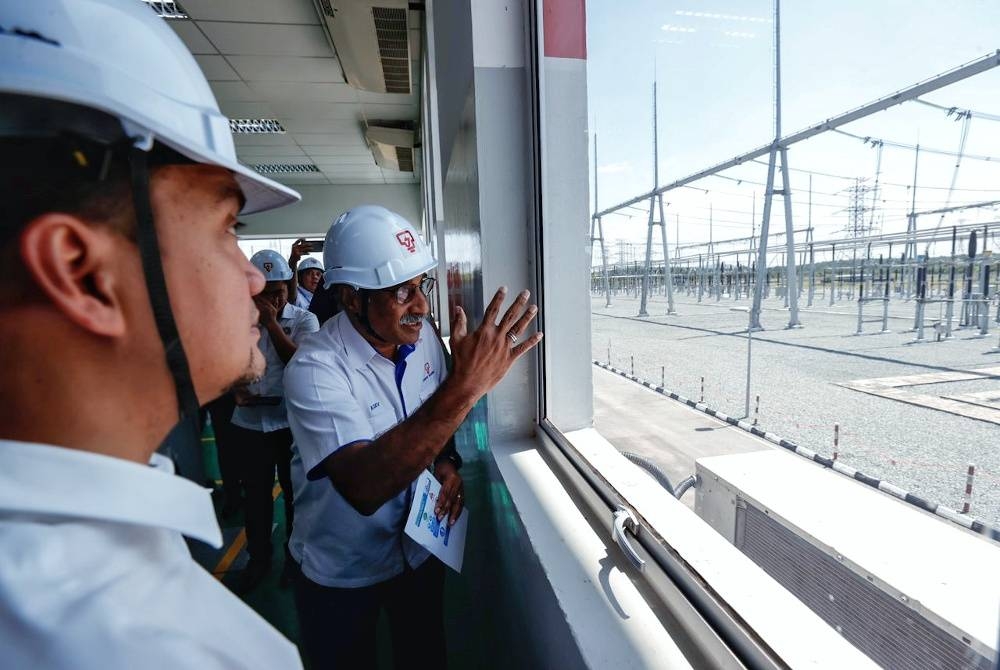 Ketua Pembangunan Grid TNB, Ir. Dev Anandan (kanan) sedang memberikan penerangan
mengenai operasi Pencawang Masuk Utama (PMU) TNB Sedenak kepada Menteri Besar
Johor, Datuk Onn Hafiz Ghazi.