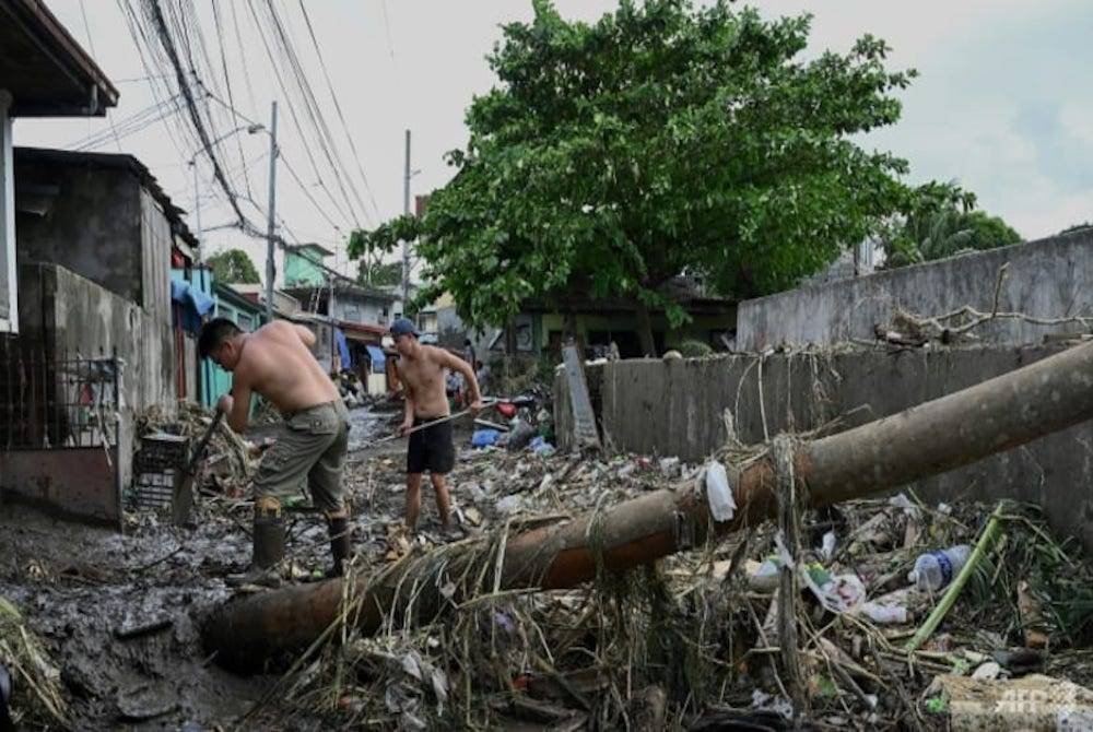 Hampir 3,500 rumah rosak, 689 kediaman musnah manakala lebih 70 jalan raya terjejas akibat ribut tropika Nalgea di Filipina. - Foto CNA