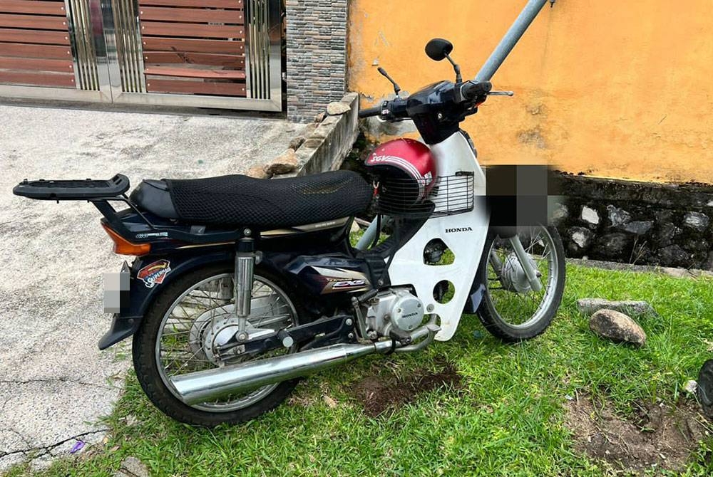 Motosikal ditunggang mangsa yang terlibat kemalangan di Jalan Taman Cheneras Jaya di sini pada Isnin.