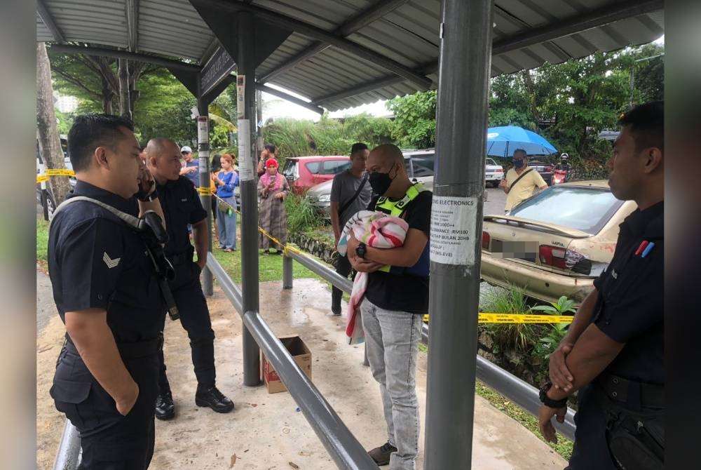 Bayi lelaki yang dipercayai baru sahaja dilahirkan itu dibawa ke Hospital Serdang untuk pemeriksaan. - Foto PDRM