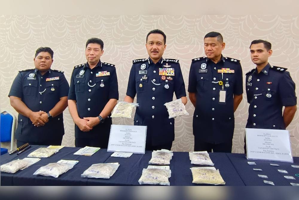 Mohd Yusri (tengah) menunjukkan dadah yang berjaya dirampas daripada suspek di Tapah dan Teluk Intan.