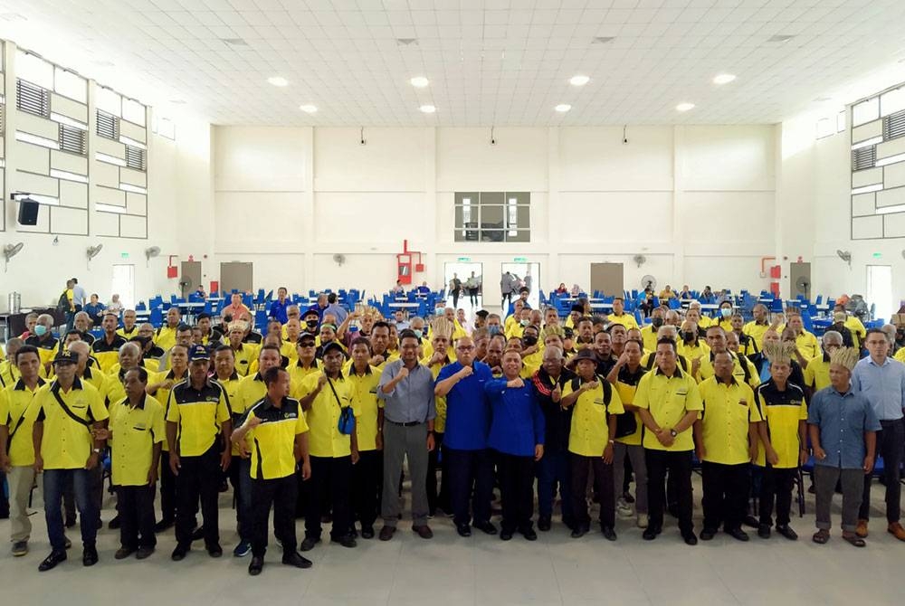 Saarani (tengah) bersama tok-tok batin ketika Majlis Ramah Tok-Tok Batin Orang Asli Bersama YAB Menteri Besar Perak Tahun 2022 di Pusat Sehenti Bawong, di sini pada Isnin.