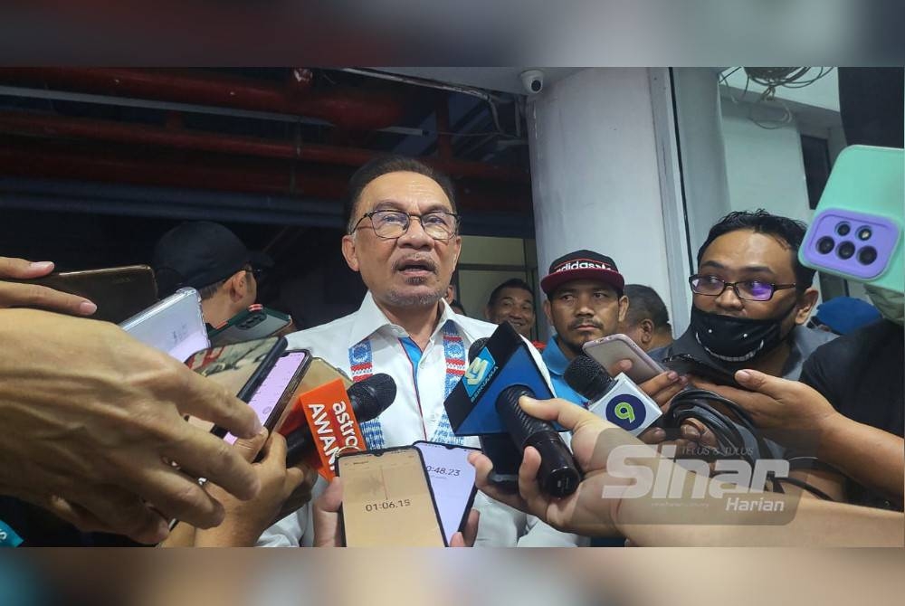 Anwar ketika ditemu bual pemberita selepas mengumumkan 10 calon bagi Parlimen di Sabah dalam satu majlis di Putatan pada Isnin.