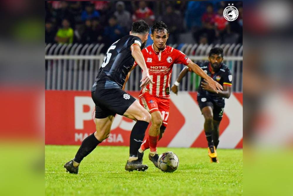 Mohamad Fazrul Amir Md Zaman cuba melepasi kawalan pemain Sarawak United pada aksi timbal balik kedua Piala Malaysia di Kota Bharu, pada Isnin. - Foto Ihsan Kelantan FC