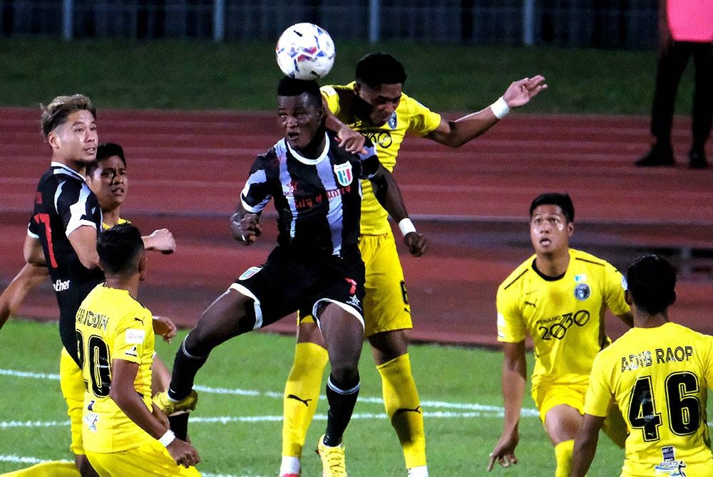 Pemain Kuching City FC dan Penang FC berebut bola di pintu gol Penang FC pada saingan Piala Malaysia di Stadium Negeri, malam Isnin. - Foto Bernama