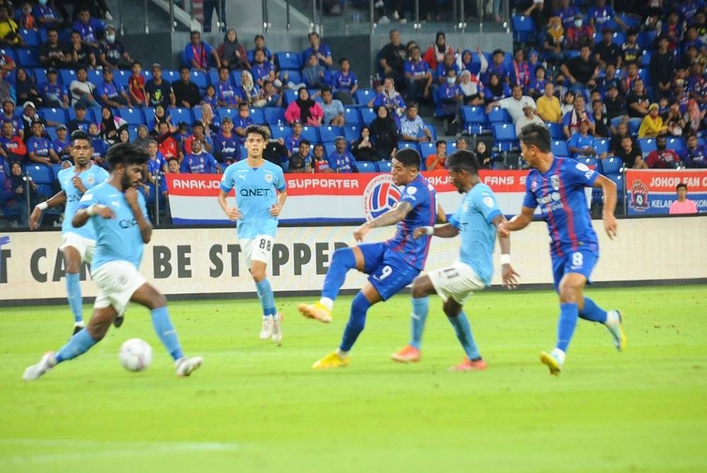 Penyerang JDT, Bergson Da Silva merembat ke pintu gol PJ City FC pada aksi kedua pusingan 16, Piala Malaysia di Stadium Sultan Ibrahim, Iskandar Puteri pada Isnin.