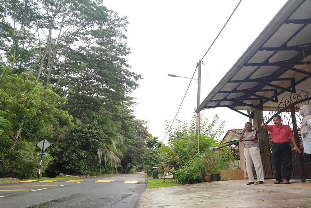 Penduduk menunjukkan jarak tanaman yang terlalu hampir dengan rumah mereka.