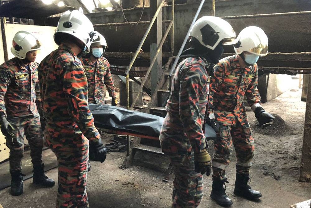 Anggota bomba mengangkat mayat mangsa yang berjaya dikeluarkan untuk diserahkan kepada pihak polis bagi tindakan lanjut. Foto: ihsan Bomba Perak