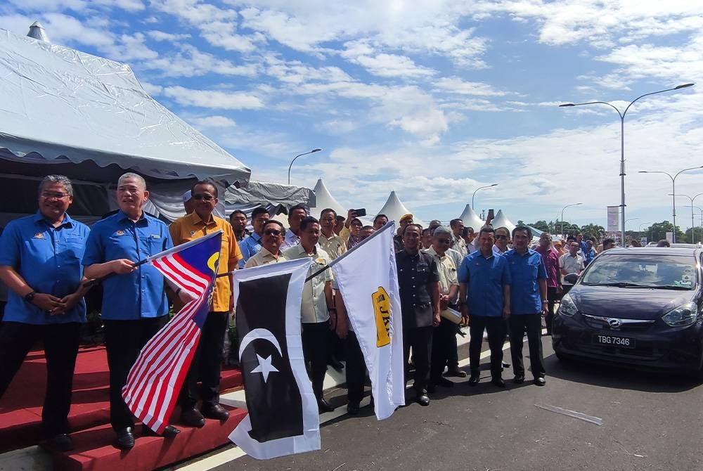 Fadillah (dua dari kiri) menyempurnakan pembukaan Jalan Kuala Terengganu Bypass pada Selasa.