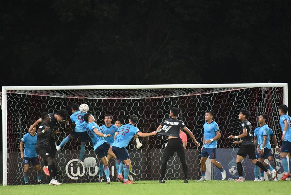 Antara aksi Sabah FC menentang UiTM FC di Stadium Likas pada Isnin.