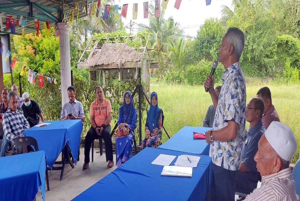 Othman (berdiri) berucap semasa perjumpaan bersama anggota Pusat Daerah Mengundi (PDM) Kampung Pering, Jerlun pada Selasa.