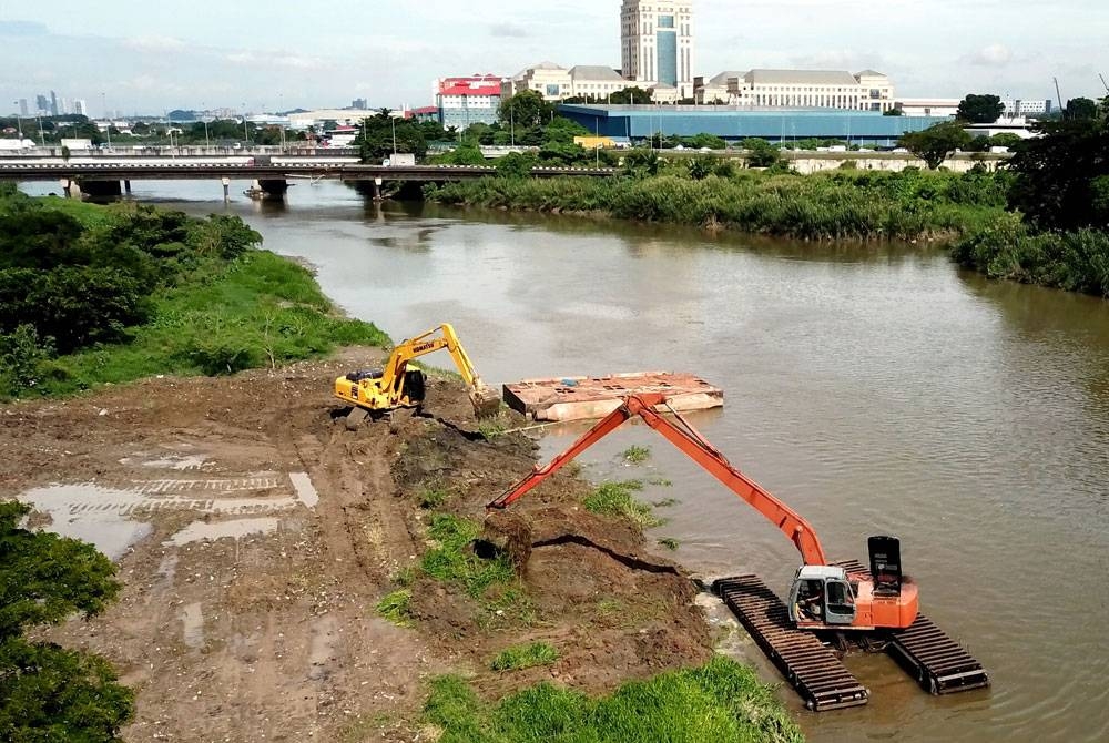 Kerja-kerja mendalam dan melebarkan Sungai Klang sedang dilakukan bagi persediaan menghadapi musim banjir akan datang. - Foto Bernama