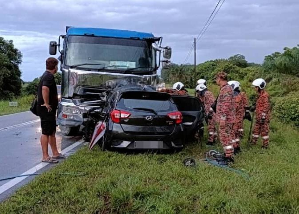 Keadaan pertembungan kedua-dua kenderaan berkenaan. - Foto Ihsan Bomba Johor