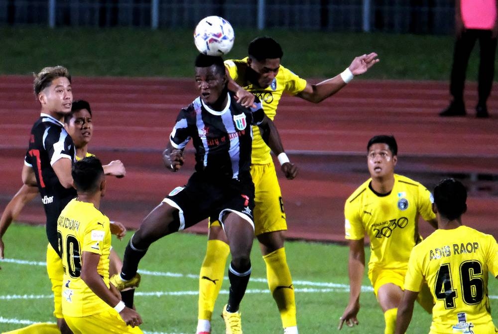 Pemain Kuching City FC dan Penang FC berebut bola di pintu gol Penang FC pada saingan Piala Malaysia di Stadium Negeri hari ini. - Foto Bernama