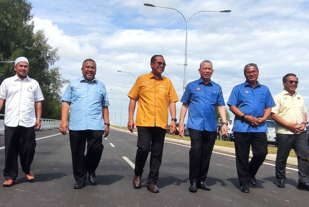 Ahmad Samsuri (tiga dari kiri) bersama Fadillah (tiga dari kanan) ketika hadir ke Majlis Pembukaan Jalan Kuala Terengganu Bypass, di sini pada Selasa.