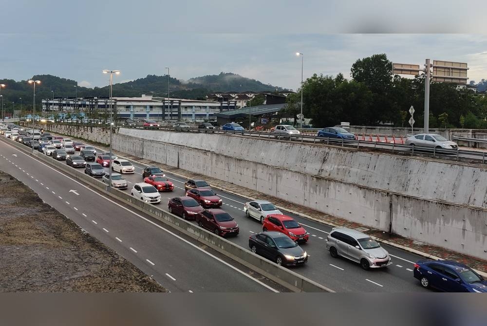 Kesesakan aliran trafik laluan Persiaran Mokhtar Dahari di Puncak Perdana pada Rabu.
