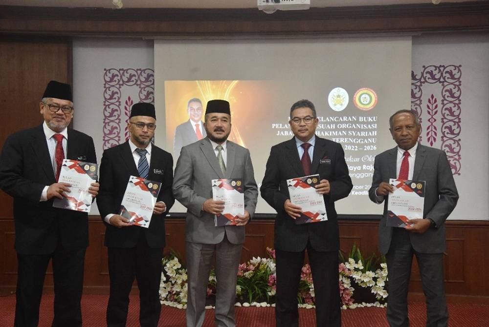 Wan Mohd Zakri (tengah) bersama Datuk Tengku Farok Hussin (dua dari kanan) dan Ruslan (kanan) pada majlis pelancaran buku OACP Jabatan Kehakiman Syariah Terengganu di Kuala Terengganu, pada Selasa.