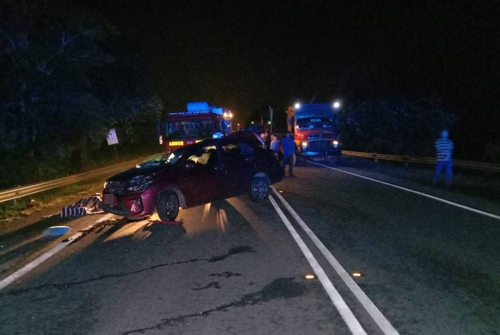 Keadaan kenderaan mangsa dalam kejadian di Kilometer 61 Jalan Kota Bharu-Gua Musang pagi Selasa.