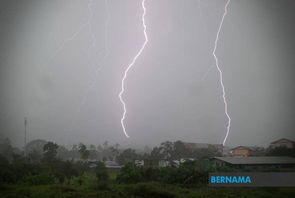 Tenom, Keningau dan Sipitang turut dilanda banjir. - Foto Bernama