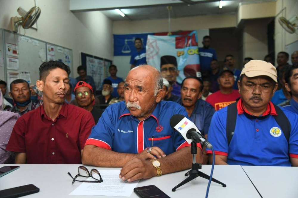 Hazmi Sulaiman (tengah) pada sidang akhbar menyokong penyandang Parlimen Padang Besar, Datuk Zahidi Zainul Abidin pada Selasa.