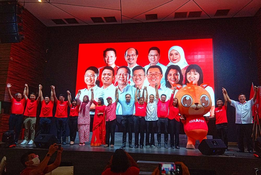 Anthony (sembilan dari kiri) bersama barisan calon DAP Pahang dalam majlis di Bentong pada Selasa.