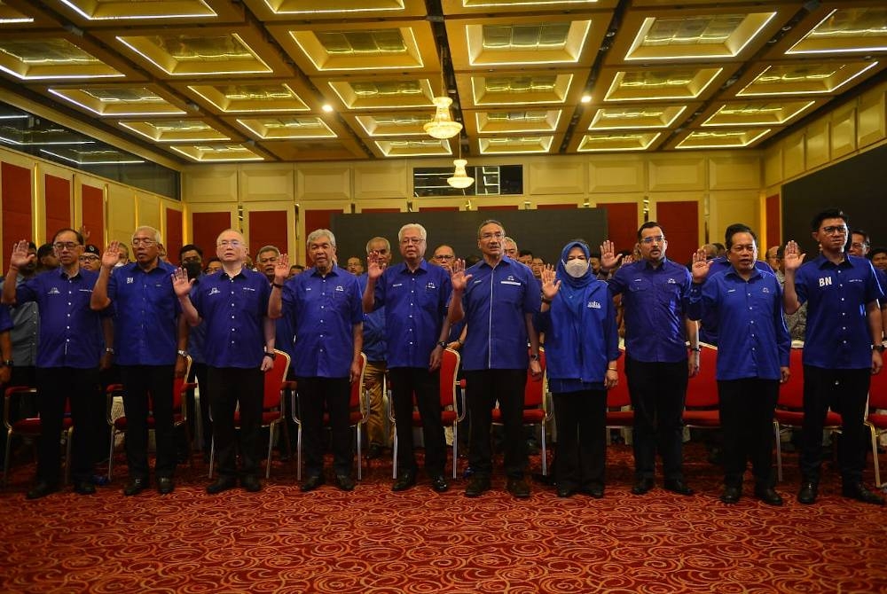 Calon BN ketika membacakan ikrar parti pada Majlis Pengumuman Bakal Calon Parlimen di Pusat Dagangan Dunia Kuala Lumpur (WTCKL) di sini pada Selasa.