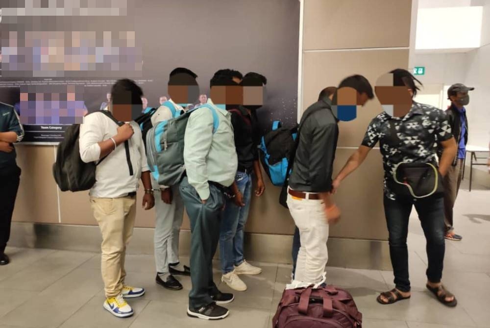 Seramai enam lelaki warga India ditahan di KLIA2 ketika cuba memasuk negara secara tidak sah. - Foto Imigresen Malaysia