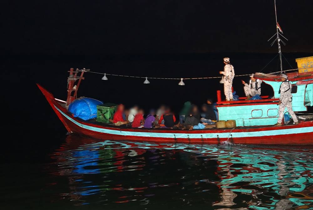 Maritim Selangor menahan 44 PATI susulan penahanan sebuah bot di perairan Tanjung Layang, Selangor pada Isnin.