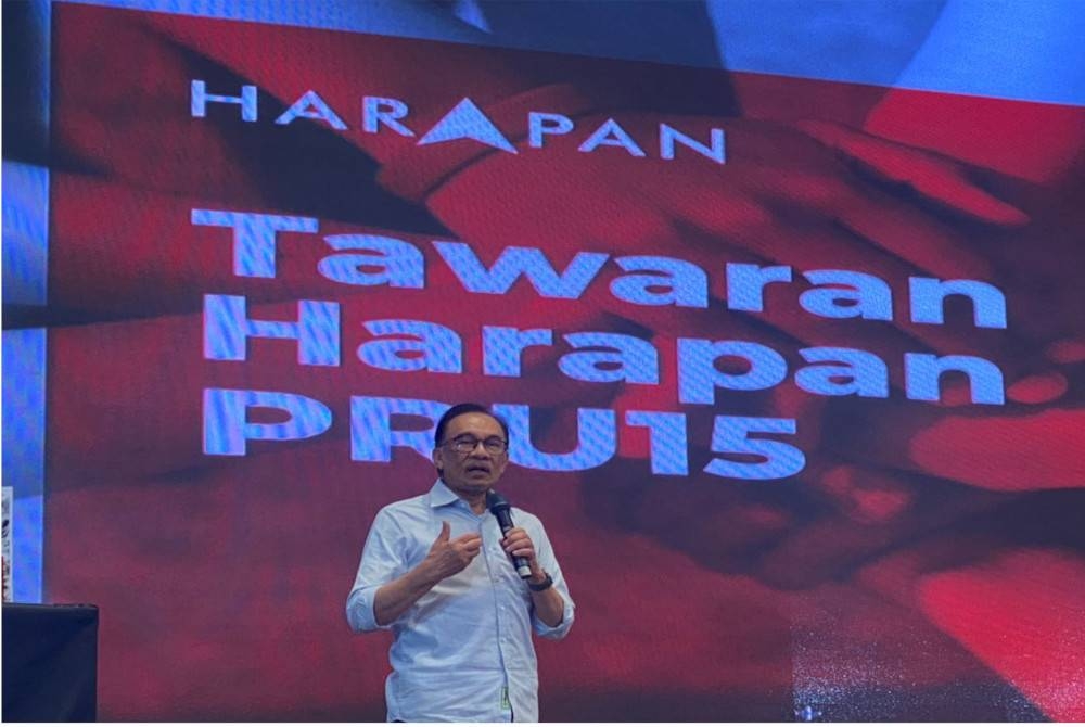 Anwar ketika berucap pada Majlis Pelancaran Tawaran Harapan - Kita Boleh! di Klang, pada Rabu.