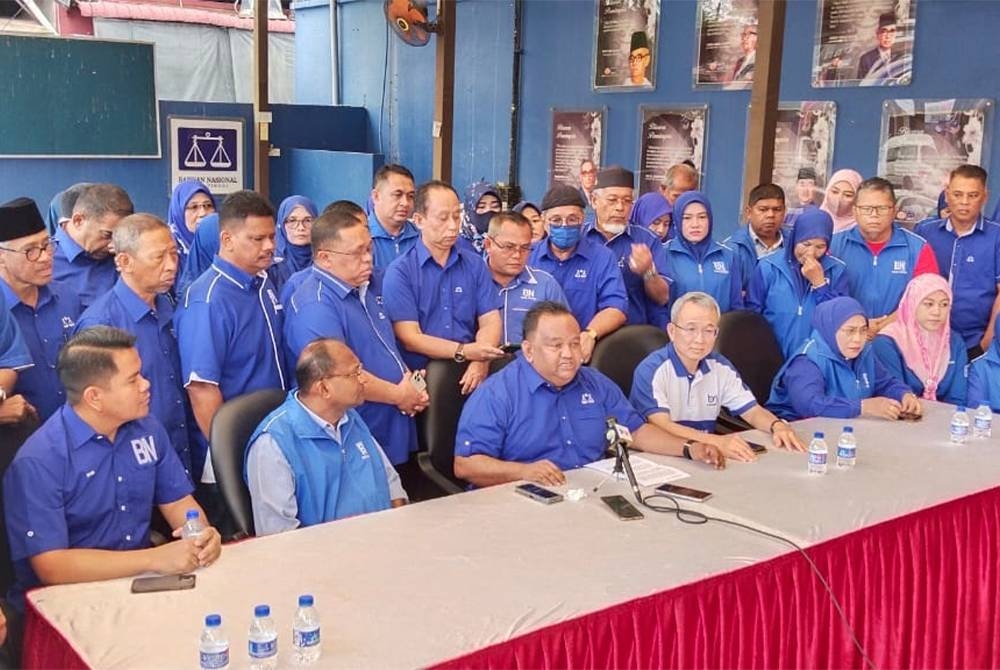 Muszaidi (tengah) pada sidang akhbar di Pejabat UMNO Bahagian Kota Tinggi pada Rabu.